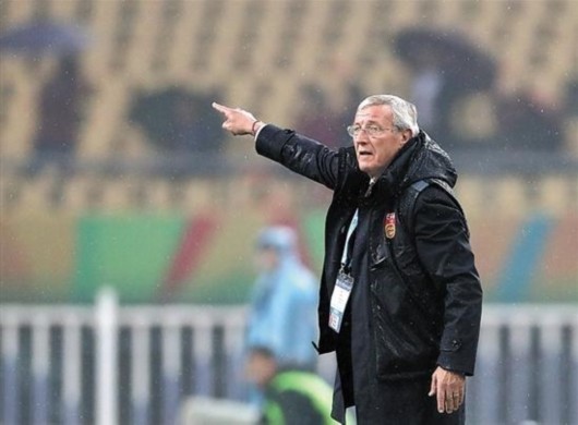 里皮在场边指挥