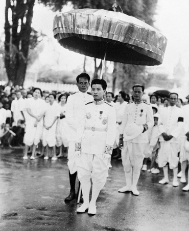【柬埔寨：两任国王都挺文艺】柬埔寨王室与中国政府渊源深厚，前国王西哈努克最为中国人熟悉。西哈努克1941年加冕为柬埔寨国王，1953年领导人民取得国家独立，结束法国90多年的殖民时代，被誉为柬埔寨独立之父。图为1941年，西哈努克在加冕仪式上。