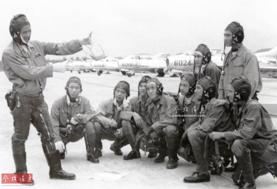 由于当时越南国内还处于战争状态，这批飞行员主要在国外接受训练，回国后很快投入实战，战斗作风普遍比较顽强。图为驾驶中国援助的歼-6战斗机的越军飞行员在推演空中战术。