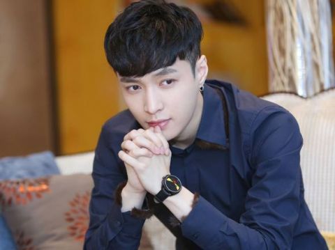 晚会上张艺兴被冷落,黄渤一个小动作,网友重新