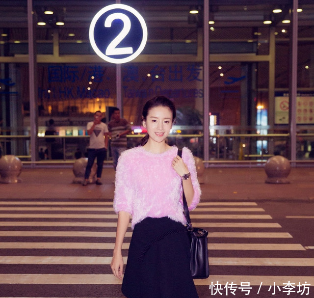 38岁董洁素颜现身机场,皮衣搭配百褶裙,网友还