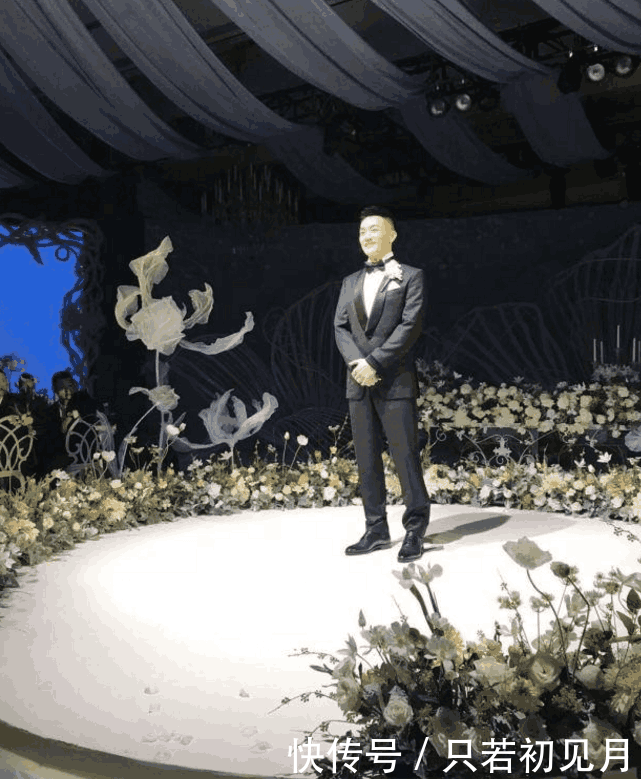 张馨予婚礼高清图曝光, 哭着亲吻新郎何捷, 上半