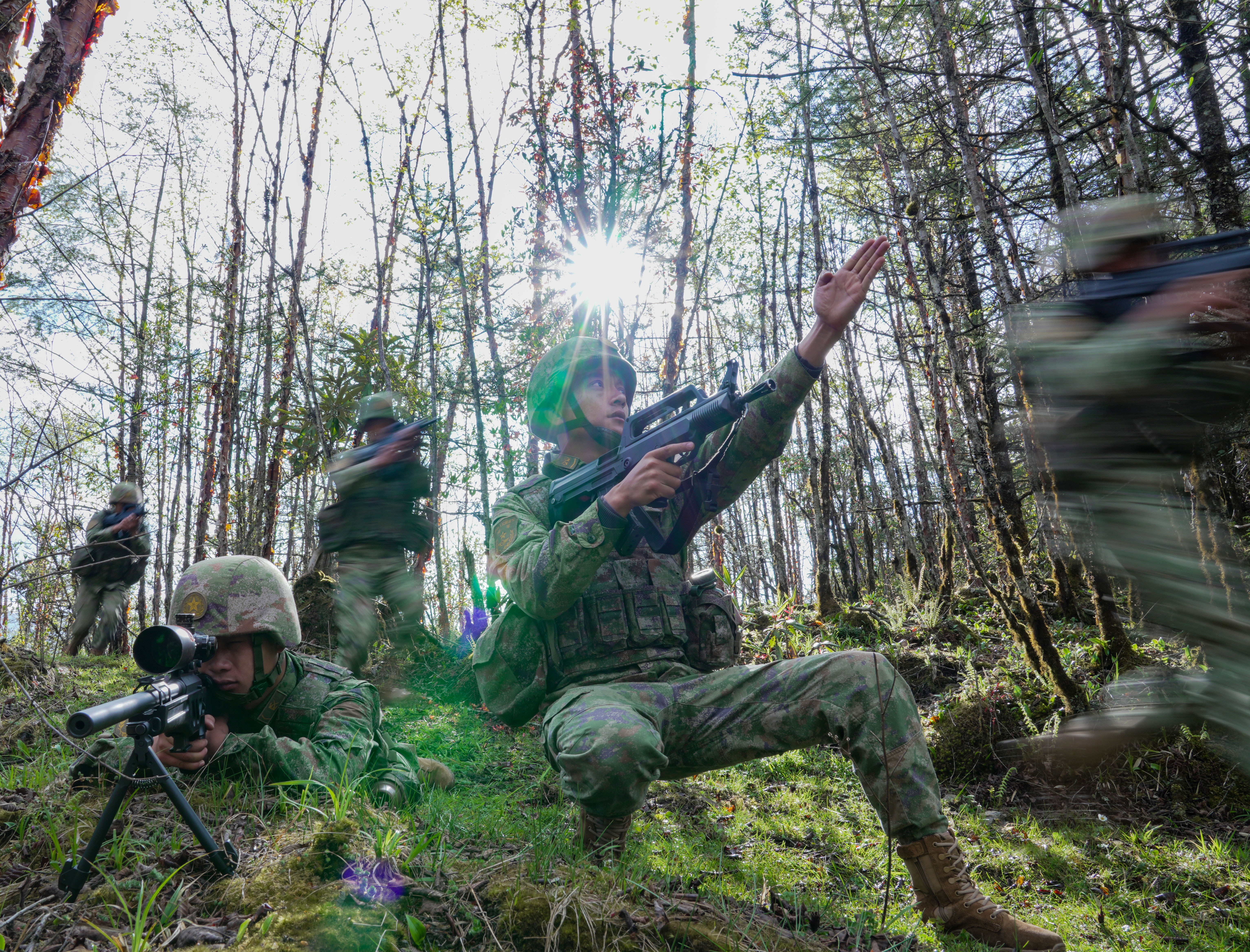 西藏军区某部开展班组战术训练