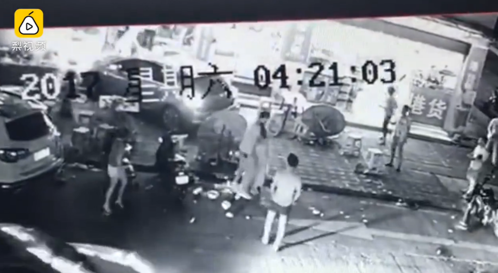 廣東河源:男子開車撞夜宵攤 導(dǎo)致同行女子流產(chǎn)