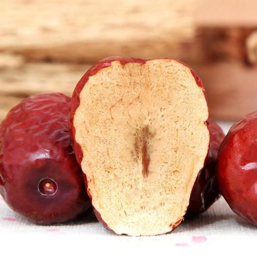 女人经期量少有黑血块?睡前坚持吃点它,帮你调