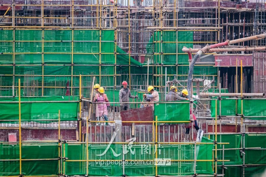 2017年12月16日,民工在印江土家族苗族自治县龙津街道甲山村 生态移民