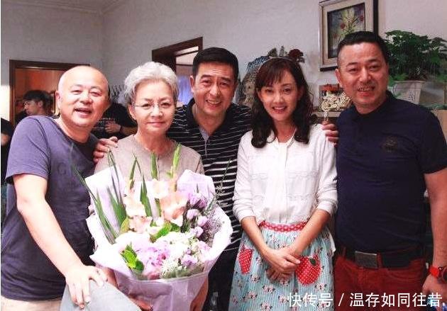 Zhang Jia interpret basks in a photograph of whole family, the daughter resembles a grandma, he rese