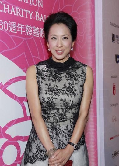 她是郭晶晶的婆婆,47岁休夫,59岁又嫁三百亿亿富豪活成少女