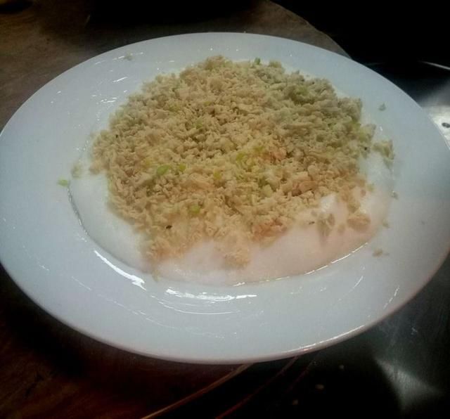 盘底抹油,把打好的蛋泡糊一半均匀铺在盘里,再把鸡肉沫(一两左右)铺上