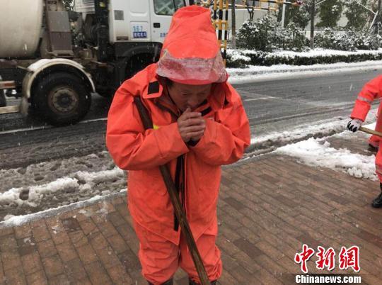 暴雪“盖”了半个金陵城:雪中“守护者”带来融融暖意 暴雪“盖”了半个金陵城:雪中“守护者”带来融融暖意