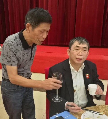 聂老华老莅临丹凤县会老知青 欣赏美景心情大