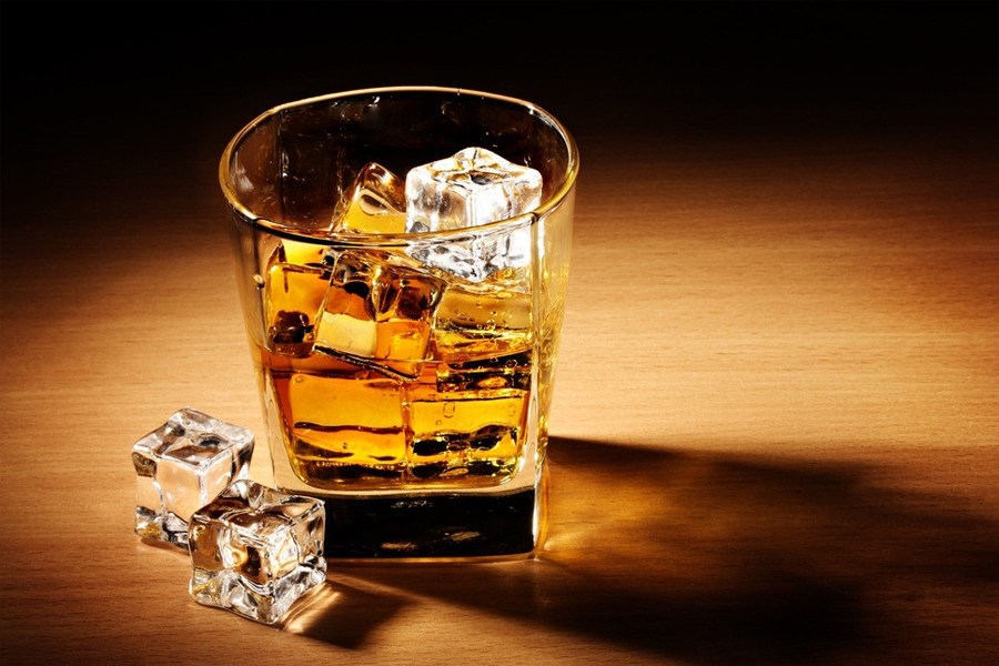 苏格兰威士忌对水加冰块，再佐以一片柠檬，就成了苏格兰之雾。所以请不要因为喜欢上这种苏格兰之雾协调的口感就贪杯哦，它绝对会让你体会什么叫极度眩晕。