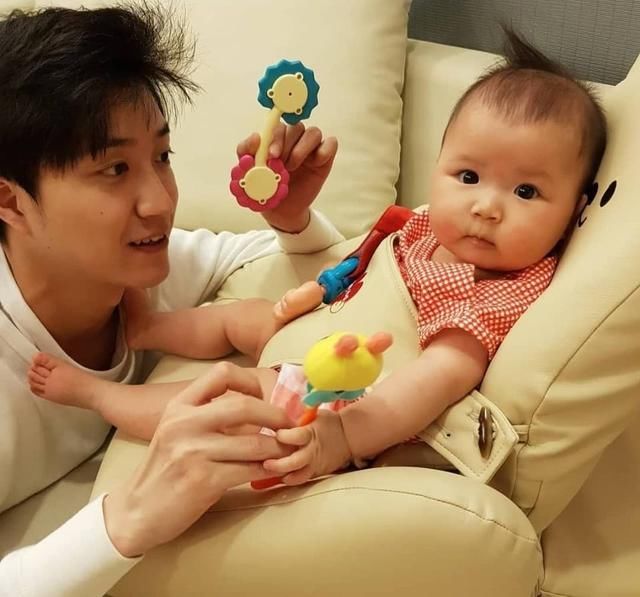 江宏杰晒女儿萌照,小公主眼睛圆丢丢超可爱,像