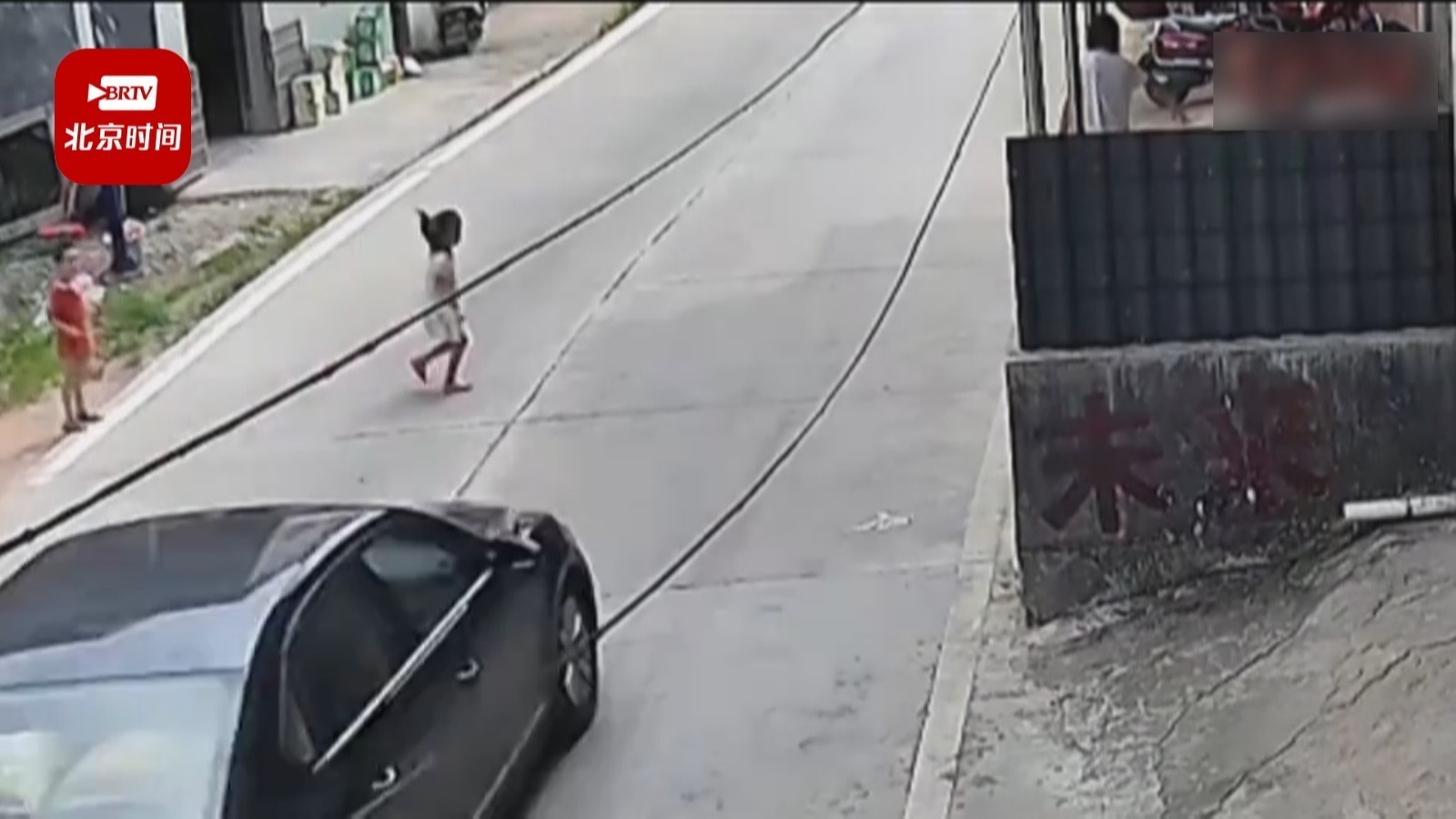 危险！ 一女童被撞飞 别将马路当成“游乐场”