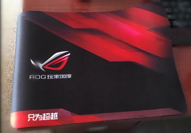华硕ROG玩家国度的显卡和主板都很高贵,那鼠