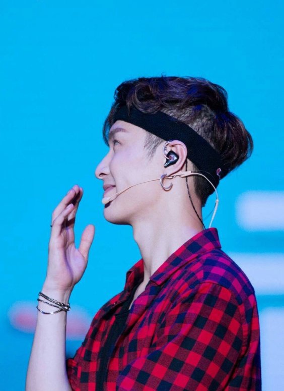 源,李易峰,鹿晗,张艺兴,易烊千玺等,谁的喉结秒