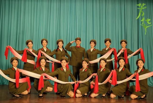 年轻女演员在京圈大佬前起舞,陈道明的反应亮