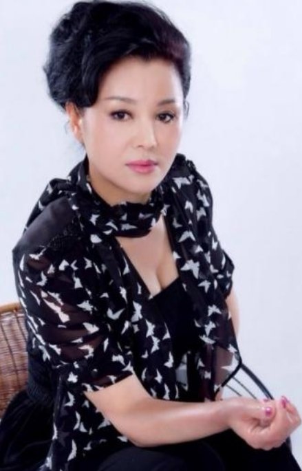 53岁的于小慧因家暴离婚,带着儿子净身出户,如