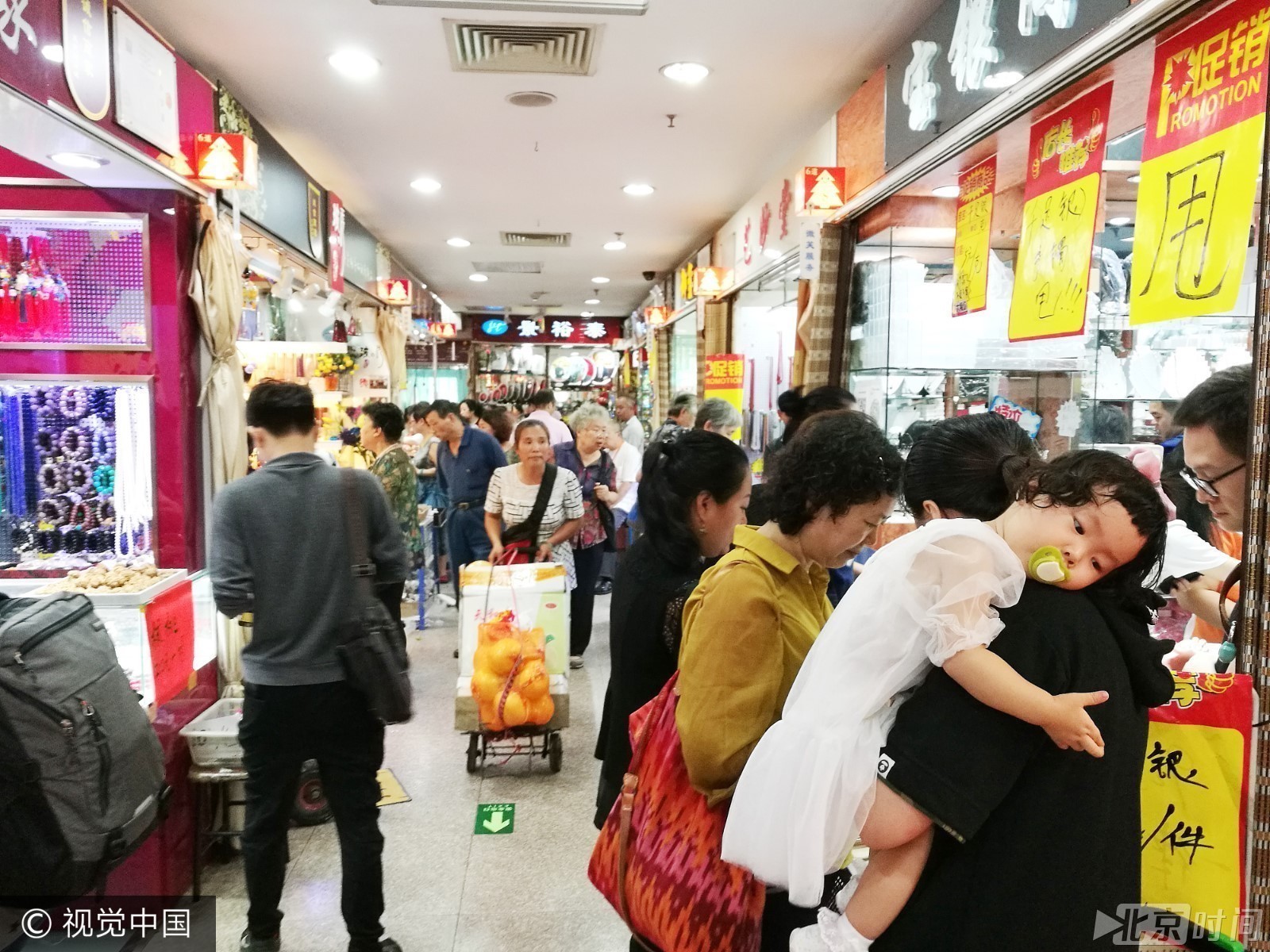北京天意市场即将闭市 市民忙“淘货”