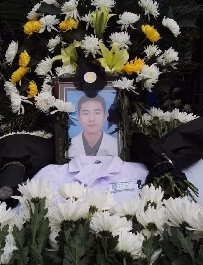 县人民医院一名23岁男护士,在12月27日早交班时突发疾病去世该文章称