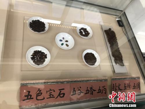 故宫养心殿神秘宝匣露真容 内含24枚天下太平