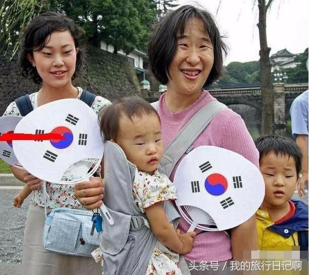 韩国人喜欢去日本旅游,没素质乱丢垃圾,被抓还