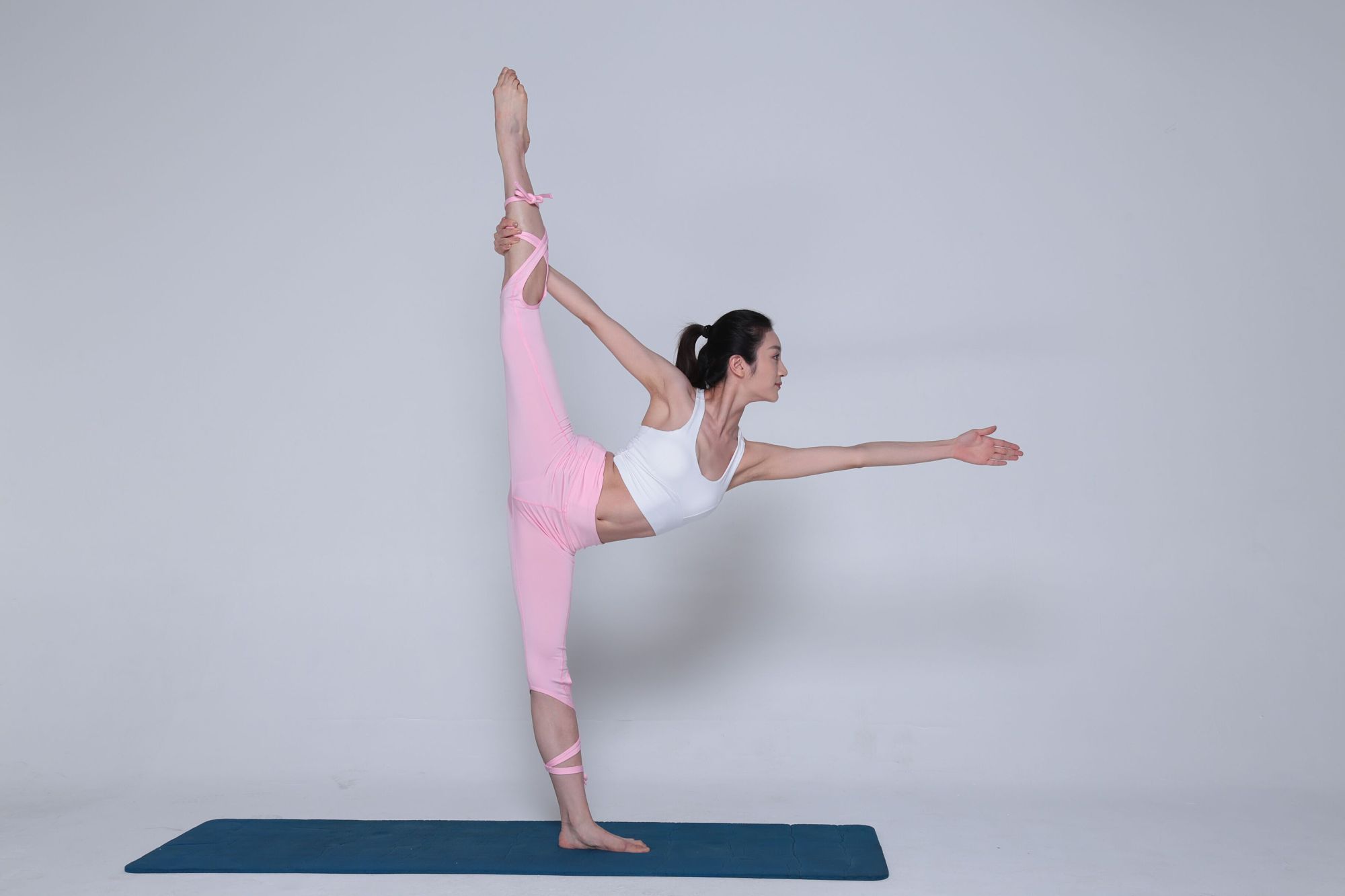 王思聪新欢万穗瑜伽写真 一字马倒立身姿柔韧