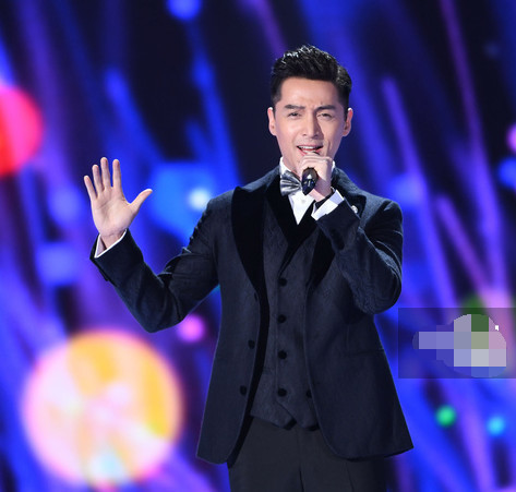 甜炸啦!胡歌王凯春晚帅气合体唱歌