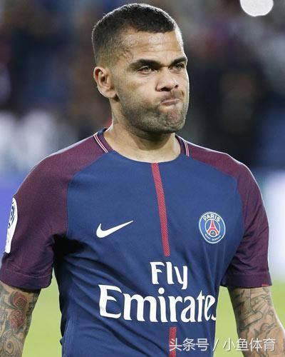 世界足坛十大带刀后卫,有些前锋看了都汗颜