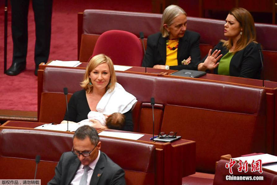 作为澳大利亚绿党的联合副领导人，拉里萨·沃特斯在星期二结束了她的产假，带着自己的新生女儿重返工作。当小亚丽亚饿的时候，她就直接给她喂奶。拉里萨·沃特斯事后难掩自己的喜悦，在推特上发推文称：非常荣幸，我的女儿亚丽亚成为第一个在澳大利亚联邦议会上吃母乳的婴儿，我们的议会需要更多这样的女议员和父母。