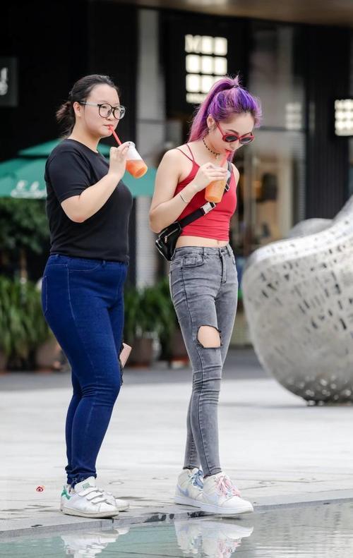 路人街拍,露背吊带小衫,把美背,蛮腰,长腿完美展