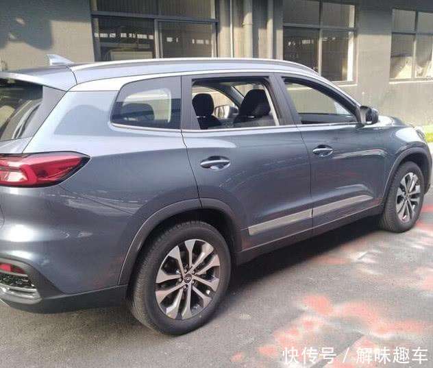 小区楼下偶遇一辆钛金灰色瑞虎8, 帅的掉渣, 车