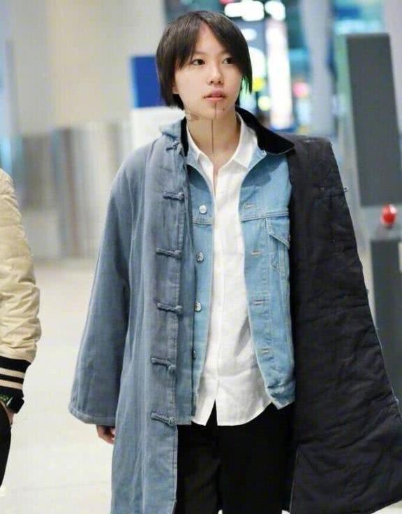 窦靖童疑似洗掉下巴上的纹身!面庞更清秀,越长