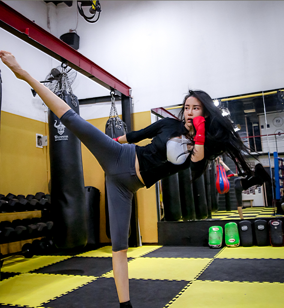 瑜伽教母一脚踢飞壮汉 拳迷:高扫腿比一龙厉害