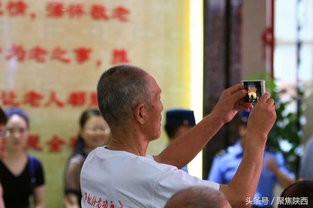 陕西:宝鸡志愿者把歌声献给老功臣