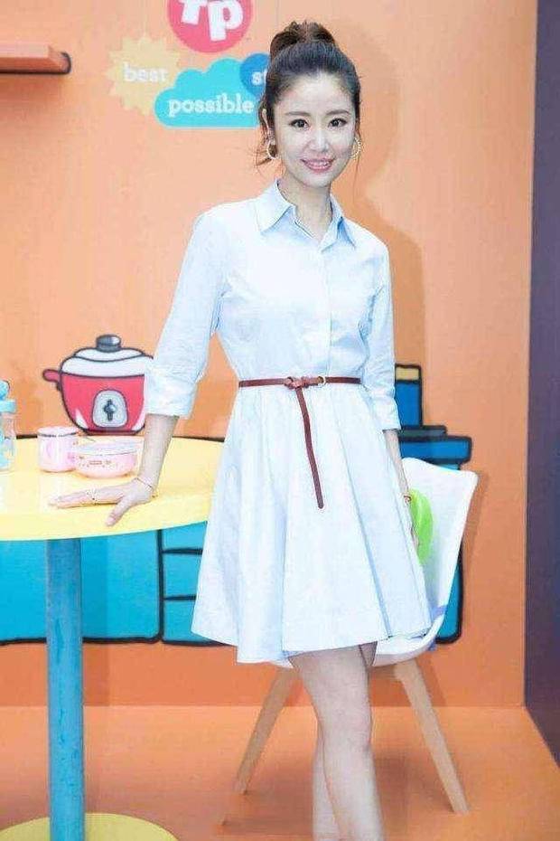 范冰冰穿高跟鞋秀美腿,不料被林心如的短裙给