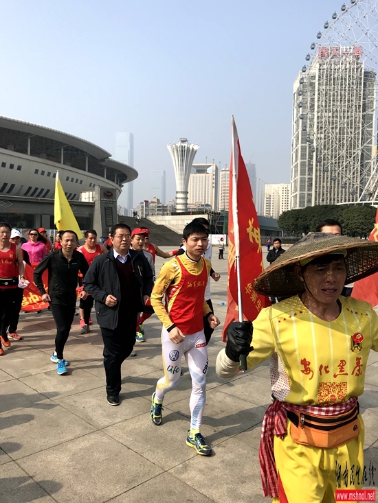 湖南安化阿甘邓良华跑跑跑 218天奔跑全国1