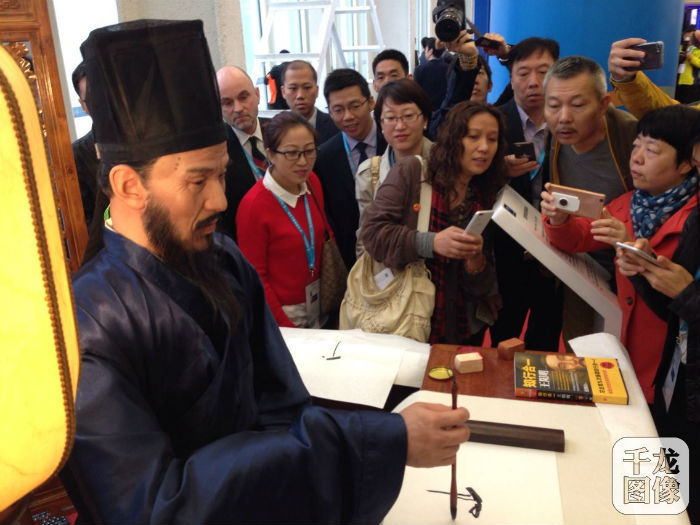 “这毛笔字写得真好，看来我得好好练练了，不然比不上机器人了！”看到“复活版”王阳明的书法秀，和同学们一起来参观的小学生李明格惊叹道。