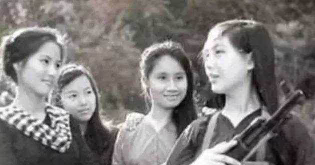 越南女兵被俘后的生活:在战俘营找男人调情 越南女兵被俘后的生活:在战俘营找男人调情