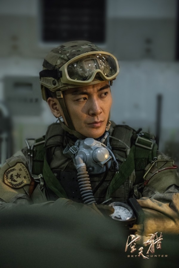 李晨《空天猎》曝新剧照 范冰冰戴头盔表情严肃