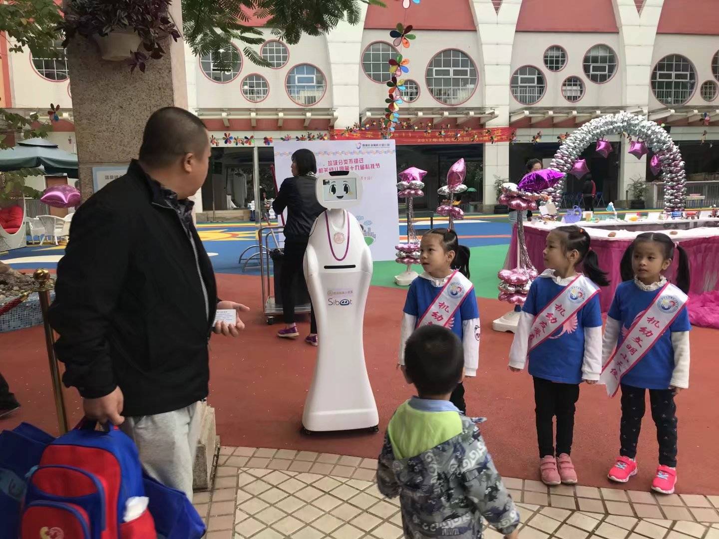 如何天衣无缝地把机器人切入幼儿园的活动?--