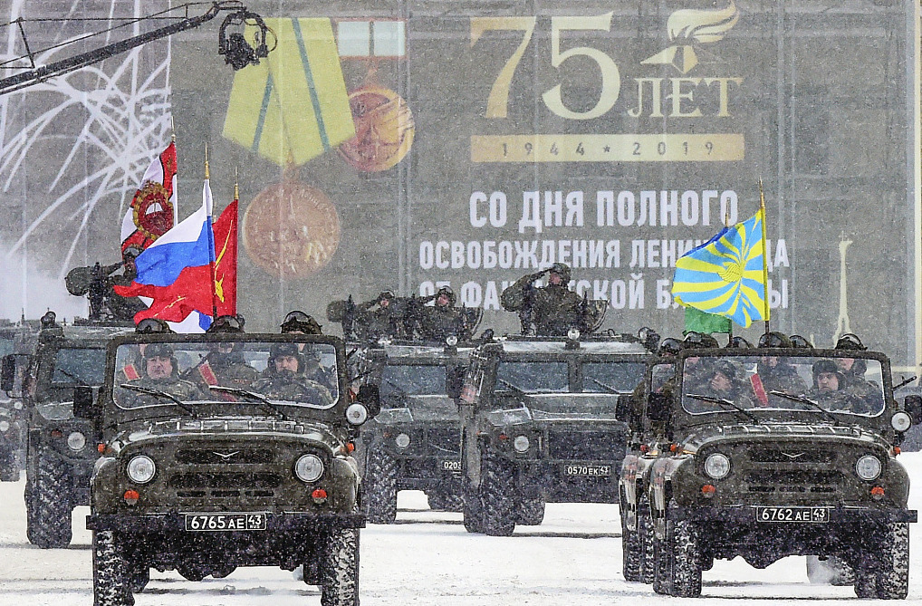 俄阅兵仪式再现二战装备