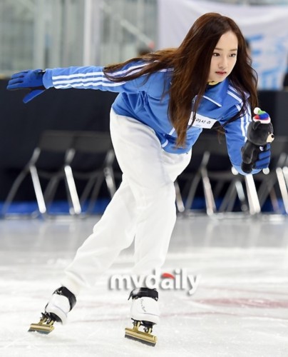 组图:滑冰综艺《国家代表》拍摄 Tony安等艺人参加