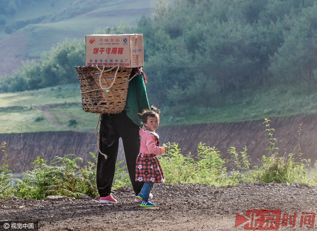 人们带着孩子参加火把节。