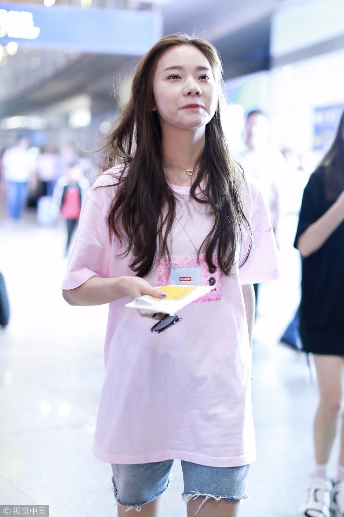 前“火箭少女”张紫宁退团后被告违反合约 机场首亮相面容略憔悴 前“火箭少女”张紫宁退团后被告违反合约 机场首亮相面容略憔悴