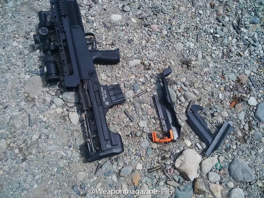 一名外国枪迷在使用中国出口的TYPE 97型5.56毫米半自动步枪射击时发生炸膛，下巴被撞伤。