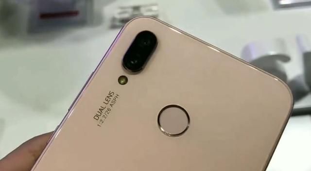 华为Nova 3e搭载麒麟659处理器幻夜黑、克莱