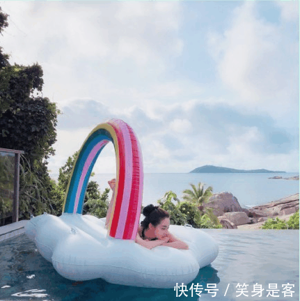 迪丽热巴更博晒泳装照, 迷之角度全挡住? 粉丝