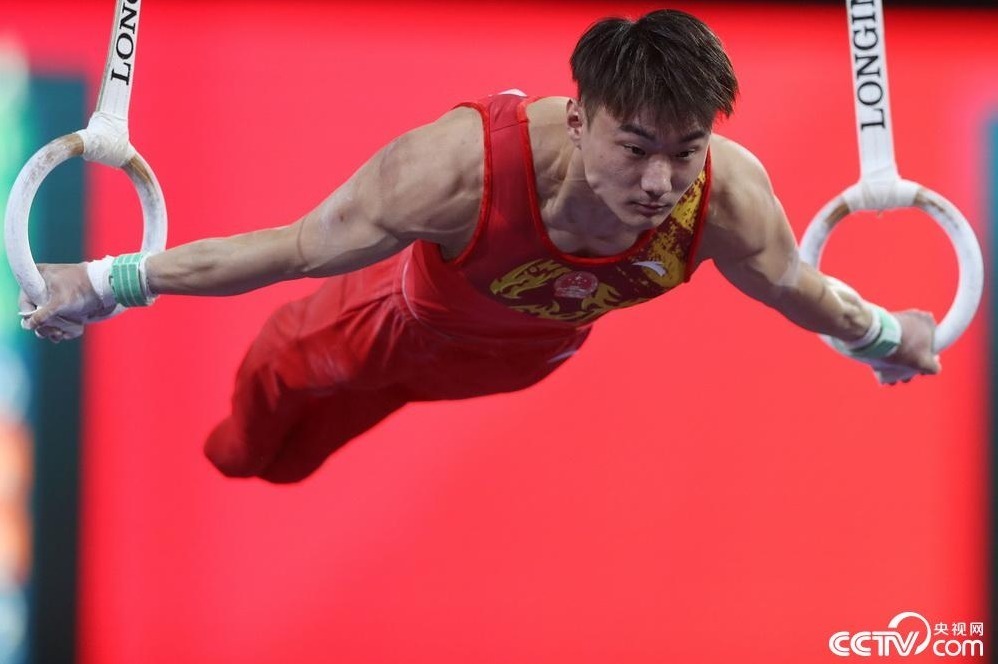 北京时间10月8日凌晨，在德国斯图加特进行的2019年世界体操锦标赛结束了男子资格赛的争夺。中国男子体操队发挥欠佳，最终以258.354分险胜同样失误频频的日本队暂列资格赛第二，同时，两届世锦赛冠军邹敬园双杠出局爆出大冷，鞍马卫冕冠军肖若腾落马。