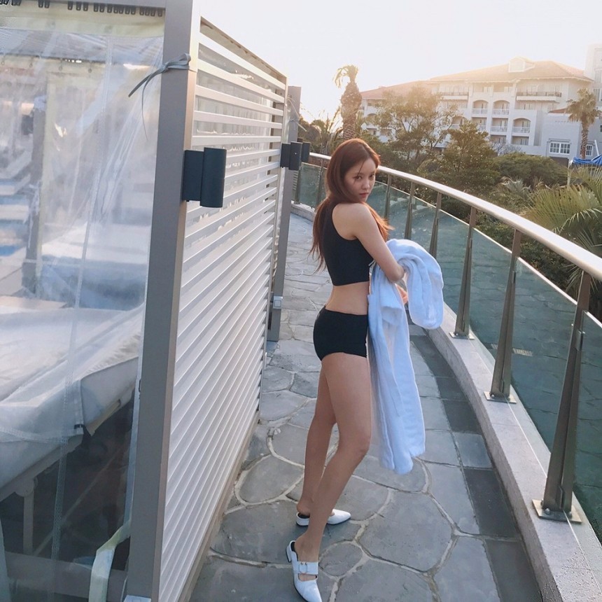 T-ara孝敏晒写真花絮照 披浴袍难掩好身材 T-ara孝敏晒写真花絮照 披浴袍难掩好身材